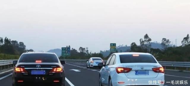 夜间开车上高速，应该开近光灯还是远光灯老司机别搞错了！