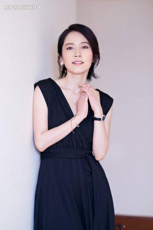 47岁俞飞鸿穿亮片薄纱裙优雅动人，大秀东方美，年龄成了个摆设