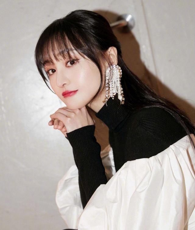 『很快』女生这四种发型留久了,发际线会很快上移,赶紧换了吧!
