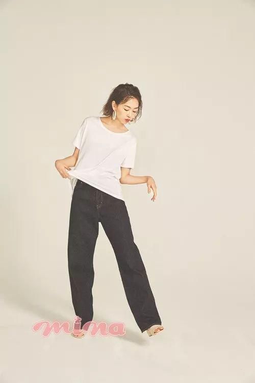 推荐给穿不惯衬衫、吊带衫的MM 12种令人秒变时髦的基础款白T穿衣