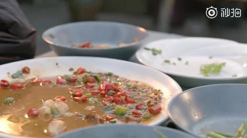 这些艺人不假吃：热巴吃三碗面拿拍摄当借口，张天爱为吃饼排长队