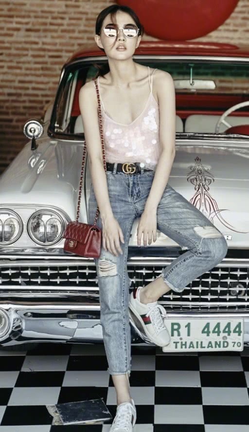 徐璐牛掰了，一件鱼鳞吊带搭配牛仔裤竟穿出了时尚的Feel