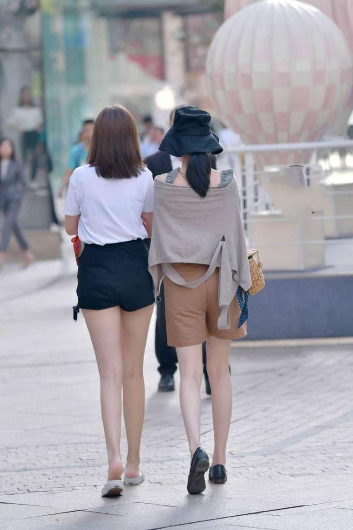 街拍: 美女白T恤搭配黑色热裤, 干净有活力