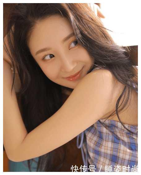 街拍： 图3的小姐姐全身都是亮点,没理由的颜值高身材好!