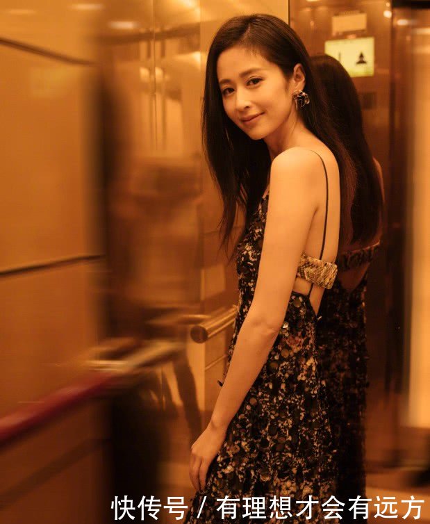 本以为颖儿穿这条裙子已经很美了，看到钟楚曦，完全被秒杀了