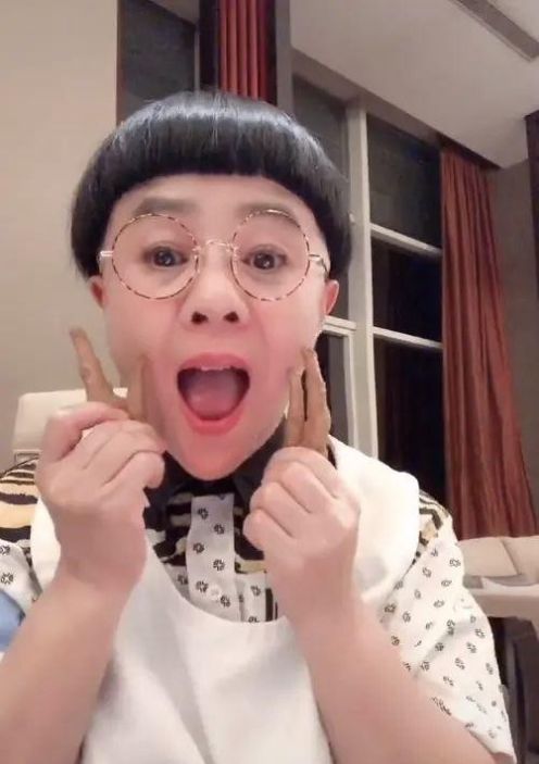 # 滤镜#关掉滤镜满脸皱纹, 穿孩童装也很违和啊!，刘纯燕在家做面条,