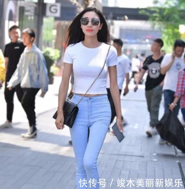 『显得』白色T恤搭配牛仔裤,看似简单的穿搭在丰腴身材的映衬下显得美不