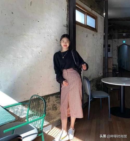 『 反差感』+ 裙子”才是今春王炸穿搭，扔掉高跟鞋！“平底鞋