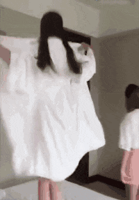  哥们@搞笑gif：哥们玩疯了，你考虑过姑娘的感受吗？