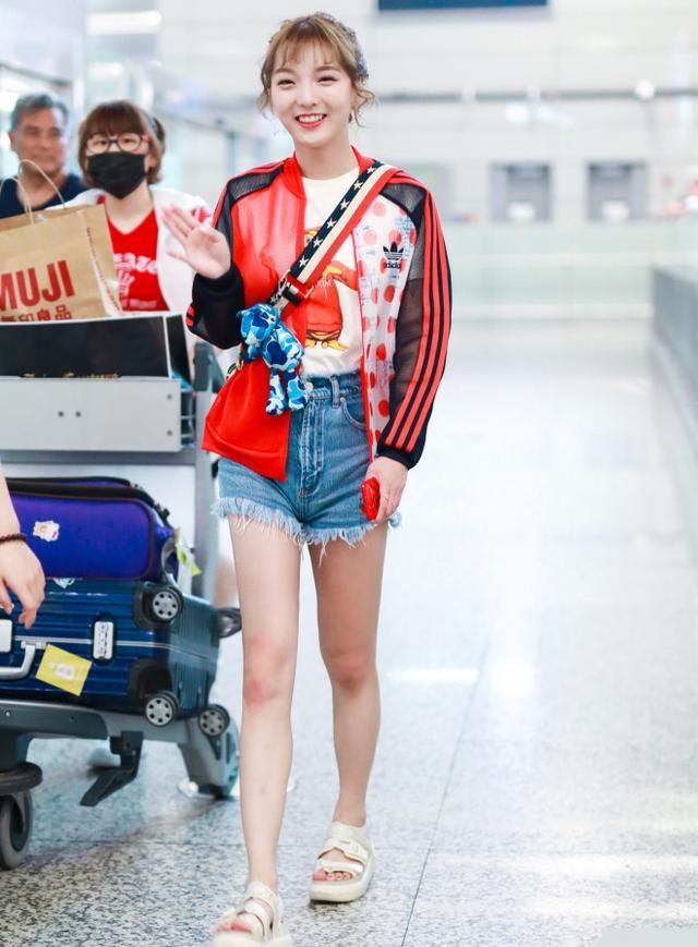 强东玥换了新发型，红外套搭短裤好撩人，没想到她的腿这么好看！