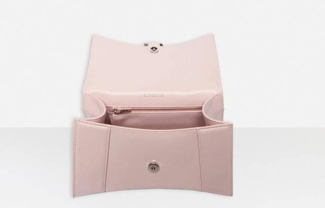  推出：看不到樱吹雪没关系！来看miumiu、Longchamp、BVLGARI粉包治百病