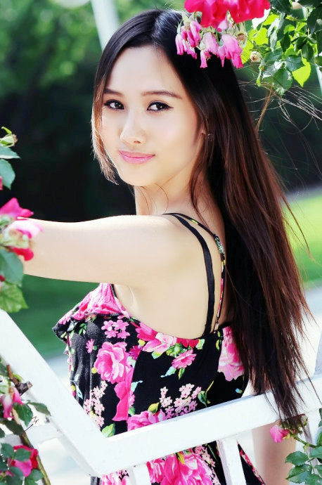 公园里一个青涩美丽的碎花裙装姑娘