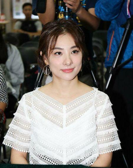 刘璇裙装遭吐槽 镂空连衣裙配黑色系带 腿短的十分明显!