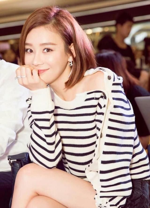 袁姗姗太狠了！短裤这么短还要在腿根处割2刀，网友：显腿长呗！