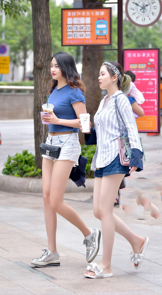姐妹花结伴上街一样的热裤大长腿，小姐姐的婴儿肥占了上风
