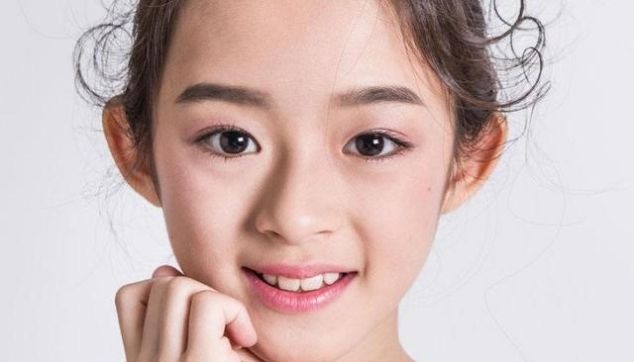 皮肤:小小年纪常化浓妆,没个小孩的样子,杨幂旗下13岁童星