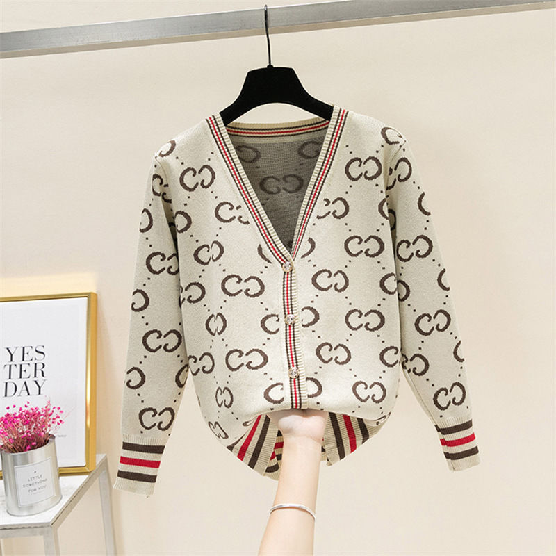 闺蜜身上的小衫换了一件又一件，简直美嫩的太迷人