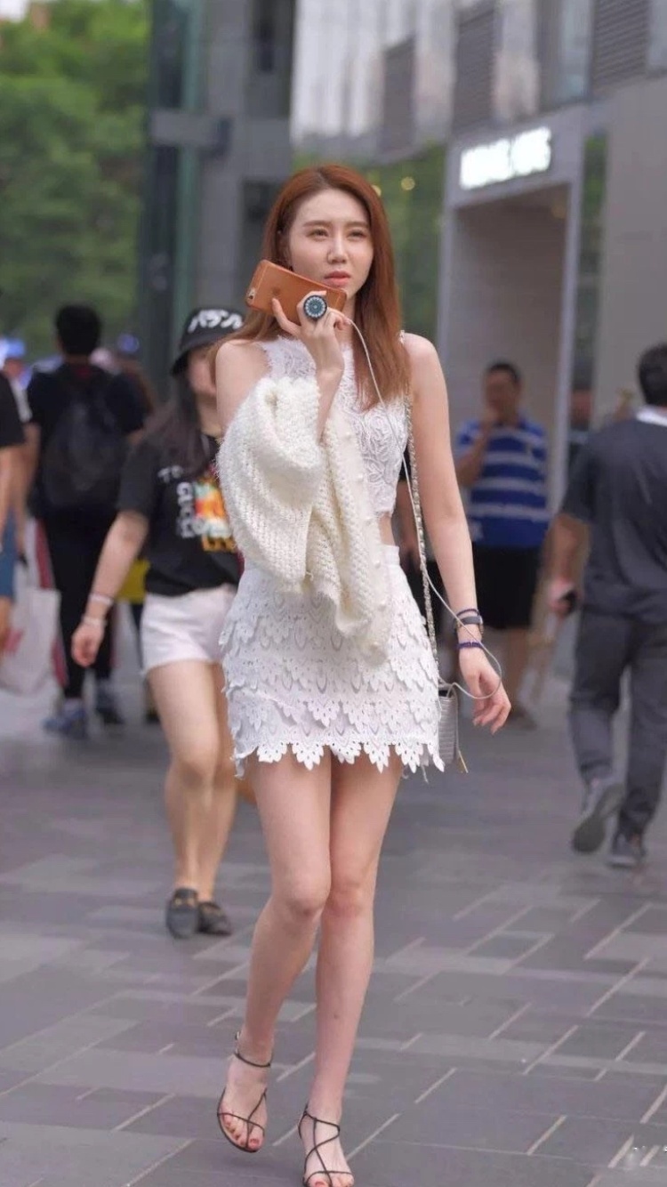 街拍：毛茸茸的白色上衣，薄如蝉翼，可见肉色