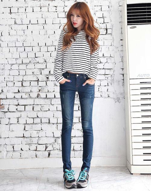 牛仔裤的穿衣百搭，炫出女神魅力，各个角度看都是魅力无限