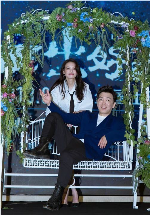 舒淇现身活动,仅穿简单的白衣黑裙竟如此惊艳,42岁美成20岁