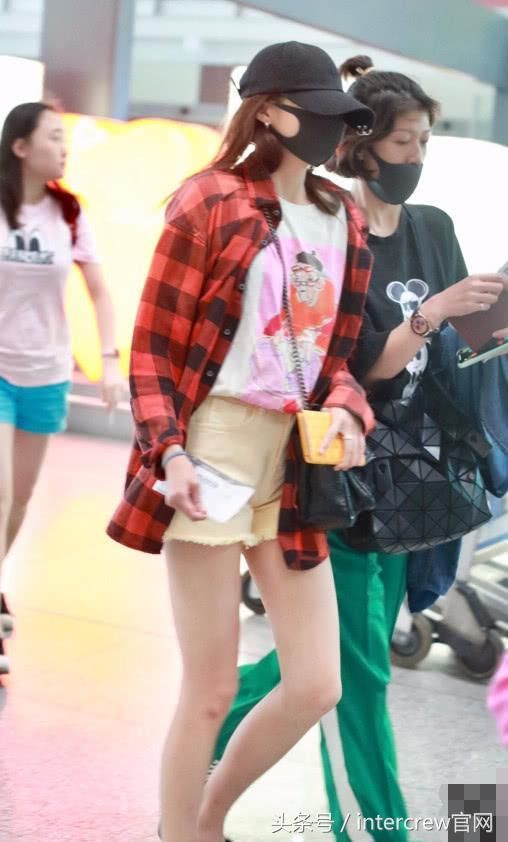 关晓彤这腿也是绝了！毫无修图都秒杀大批女星，脚上竟还穿着拖鞋