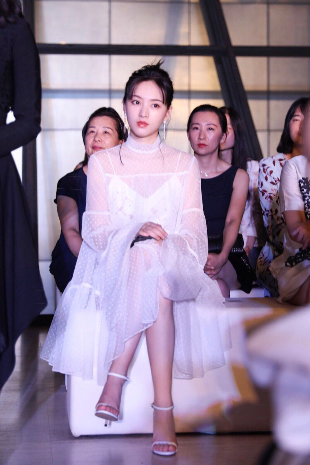 黄灿灿现身活动，穿着淘宝爆款还美滋滋，校花变成了笑话!