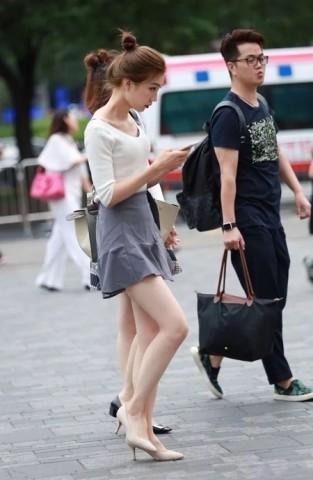 千万别再裙子配高跟鞋！看看下面女人这么穿，瞬间减龄时髦炸
