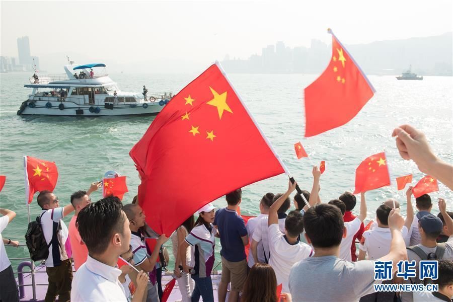  [新华社]香港市民游船庆祝国庆