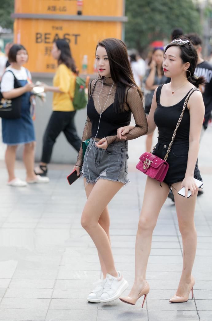 清凉一夏:街拍时尚裙装美女，第三张吊带装能把你看舒服