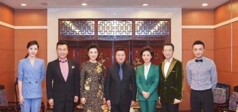 「 思思」51岁周涛同框33岁李思思像同龄人，快来看看吧央视主持人合照