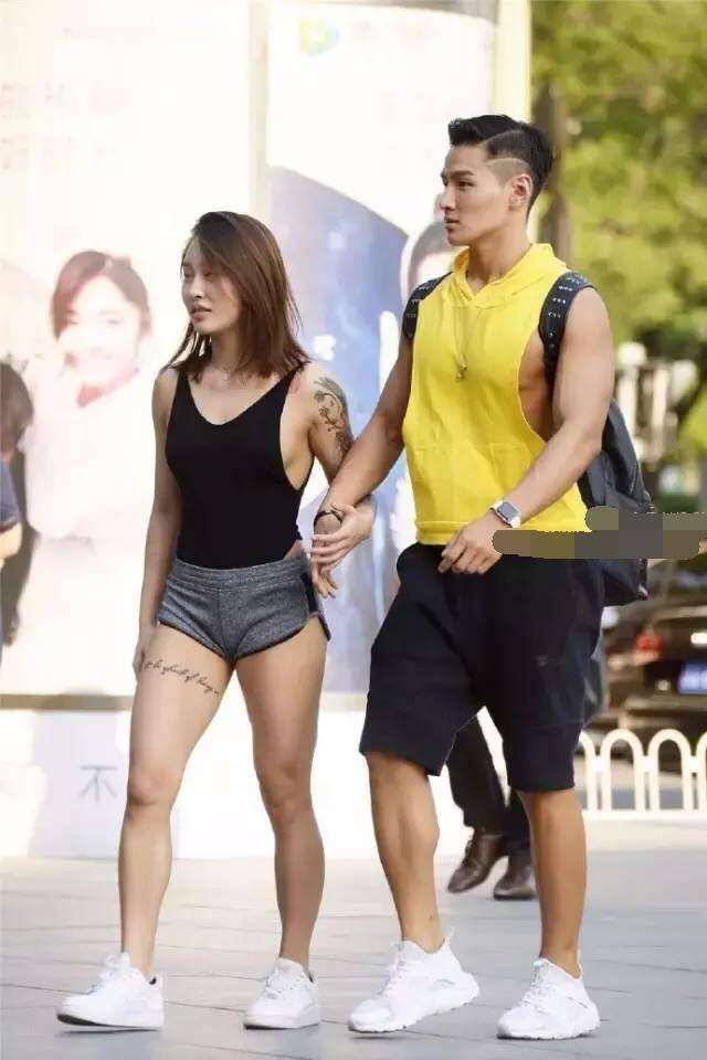 街拍: 真空出行肉肉的美女, 好身材遮不住啊