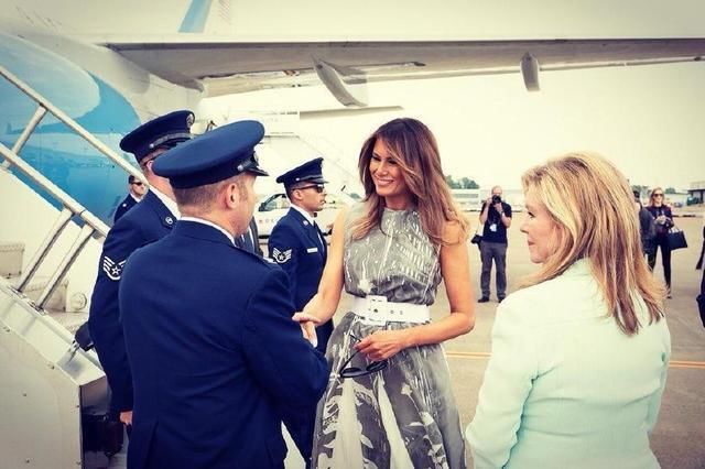 37岁伊万卡穿价值1万6蓝色波点裙竟如此少女，真看不出生过三个娃