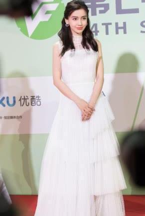 杨颖真是会玩，把心型“肚兜”绑在了脚上，越奇葩越时尚？