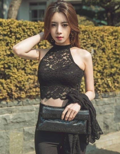 街拍：曼妙成熟的紧身打底裤美女，凹凸身姿大放异彩，十分吸睛！