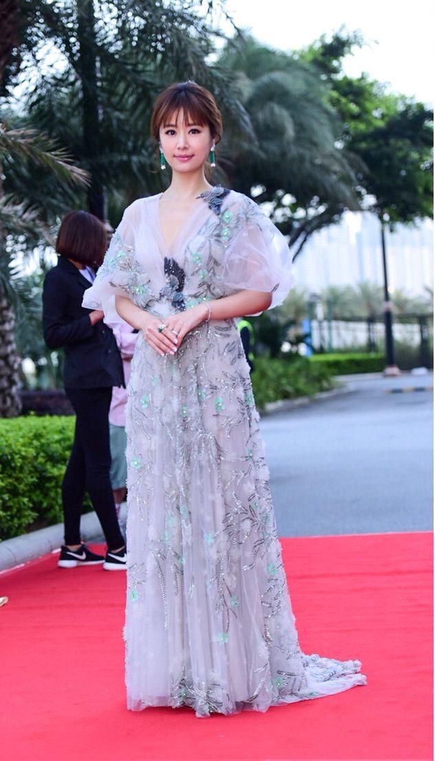 42岁的林心如真会穿，衣服上夹两个蝴蝶结，辣妈秒变18岁少女！