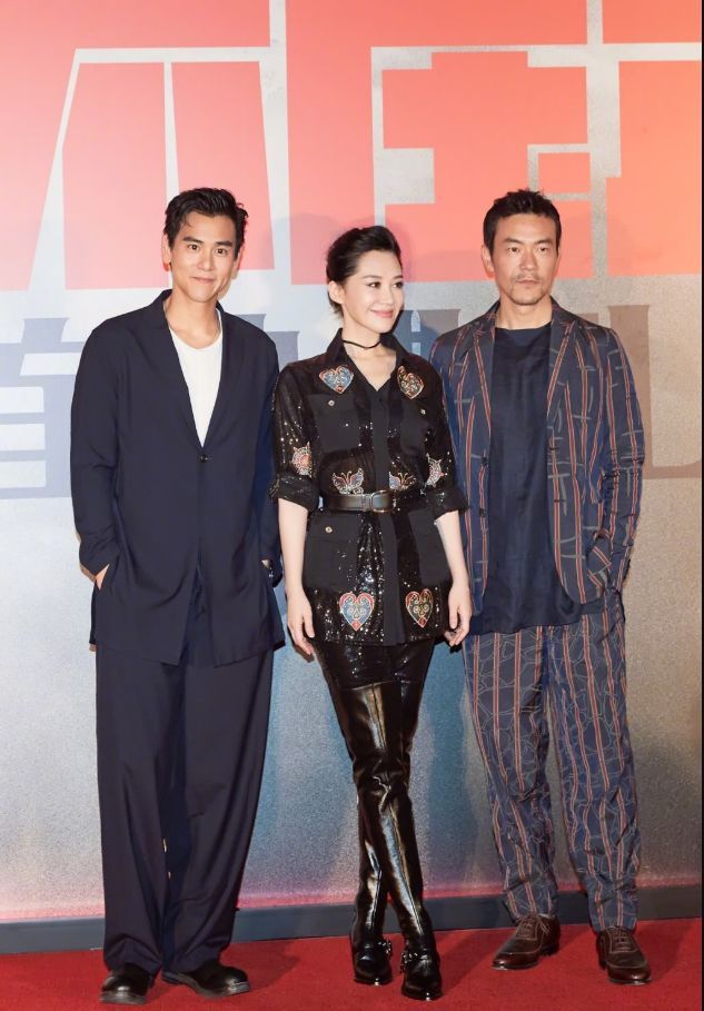 许晴太厉害了，这么紧的牛仔裤也能往靴里塞，网友：不难受吗