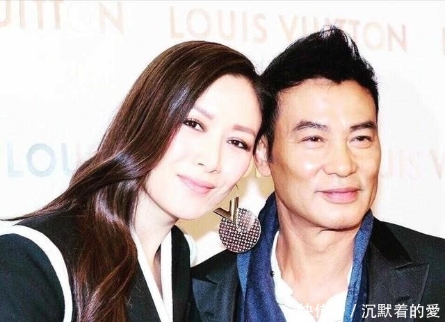  身穿■琦琦身材高挑不愧是超模,身穿黑色套装干练潇洒,大长腿抢眼抢镜...