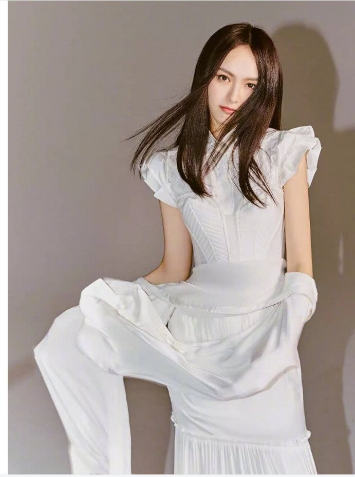 唐嫣对自己真够狠的，那么紧的裙子都能塞进去，我是不敢挑战的!