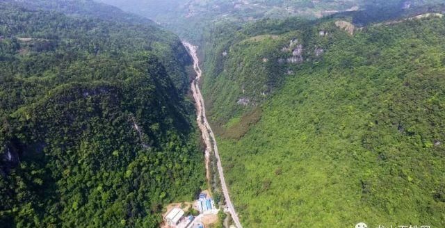 花垣附近的乌龙山大峡谷索道已建成，即将投入使用