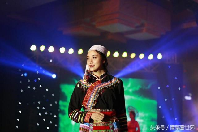 越南胡志明市被称为男人的天堂，奥黛姑娘让游客目不转睛