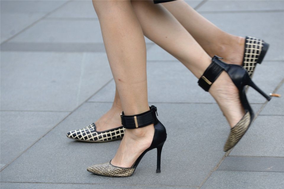 尖头细跟鞋，尽显足尖的气质，可以带给女人更多自信