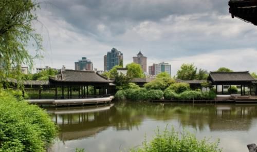 中国非常低调的城市，被评为世界五佳港口，拥有着丰富的资源