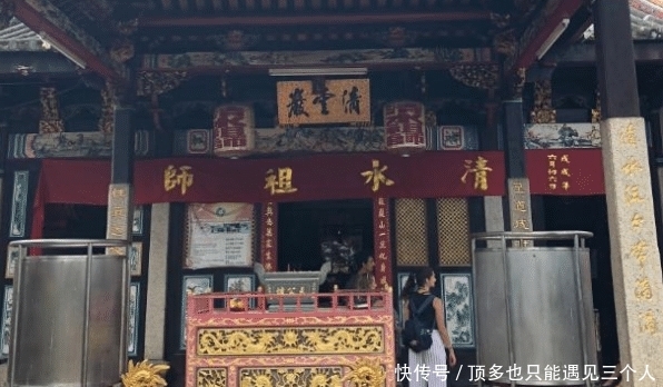 世界上最“奇特”的寺庙,到处布满了青蛇,游客却只增不减