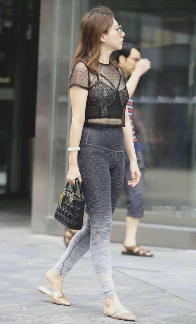 小姐姐紧身裤绷出丰腴的美腿，黑墨镜戴出霸道女总裁范，很吸睛