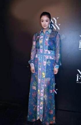 39岁陈乔恩真厉害！大妈印花连衣裙穿出飘逸感，网友：有颜任性