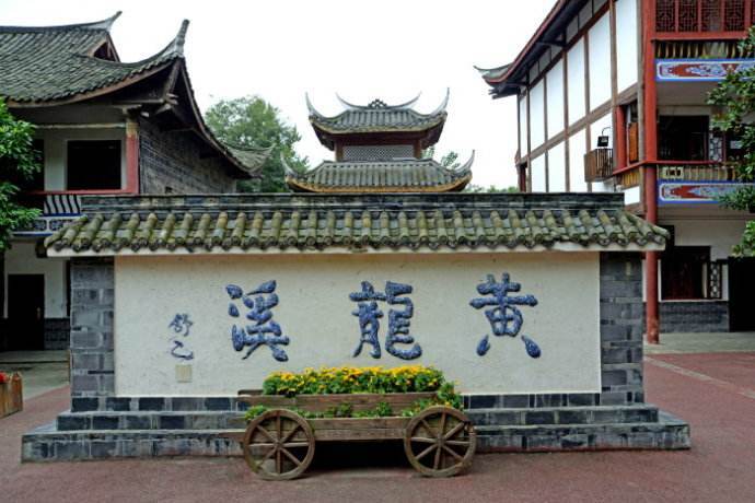 中国最“傻”古镇，被誉为“火龙之乡、中国好莱坞”，却不收门票