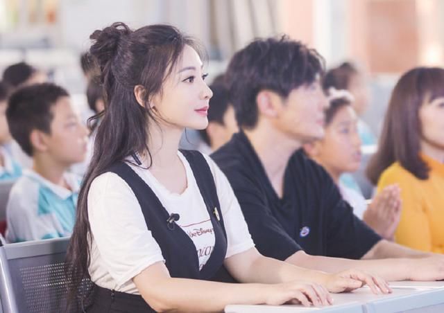 柳岩这是要转型？白t配背带裙，不走性感路线的她美得很清纯