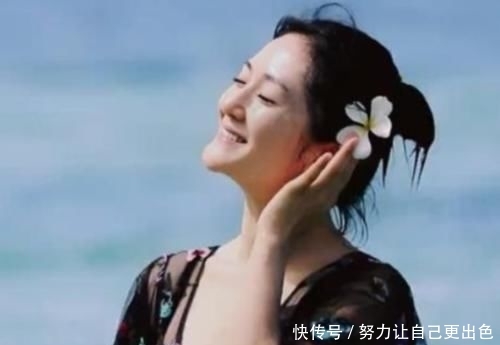  谢娜■谢娜到海边玩水太开心，脸上妆容全部被水浸湿，终于相信她38岁了