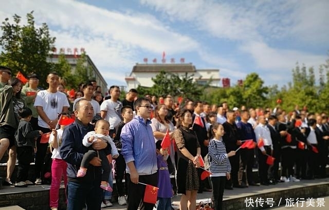 国庆节，重渡沟景区数千名群众游客共同观看大阅兵
