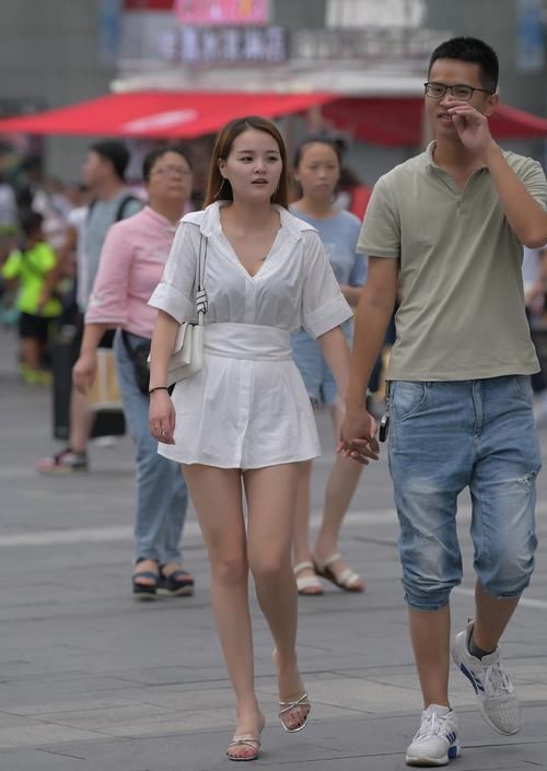  『衬衣』简单搭配也能时尚靓丽，穿长款衬衣帮你美出新高度